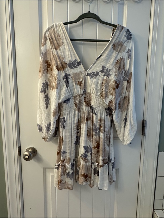 lovestitch Dresses & Skirts - ❤️ lovestitch Cream and Beige Floral Slip Dress
